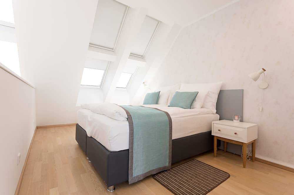 Ganze Wohnung, Duplex-Apartment mit Blick auf die Karlskirche in der Nähe der Staatsoper und der U-Bahn-Linie 10of10 in Wien Innenstadt, Wien