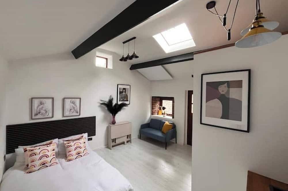 The Little Gem Stone Cottage Romantic Lakeside Retreat: Hot Tub, Sauna & Kayaks in County Cavan