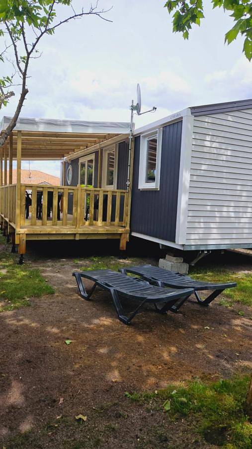 Camping pour 6 personnes, avec piscine et jacuzzi ainsi que jardin et terrasse
