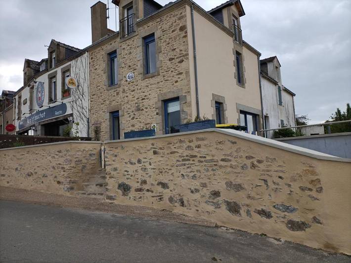 Location de vacances pour 4 personnes, avec Terrasse ainsi que Jardin et Vue dans Port de Tréhiguier