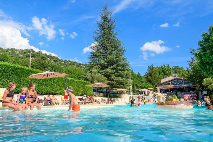 Camping voor 2 personen, with Terras and Tuin as well as Zwembad in Bauduen