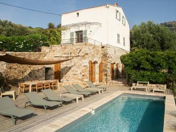 Cottage pour 6 personnes, avec piscine ainsi que jardin et vue dans Pigna