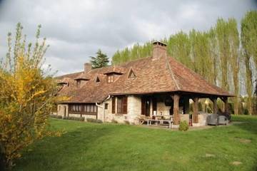 Gîte pour 12 personnes, avec terrasse ainsi que jacuzzi et jardin à Béhoust