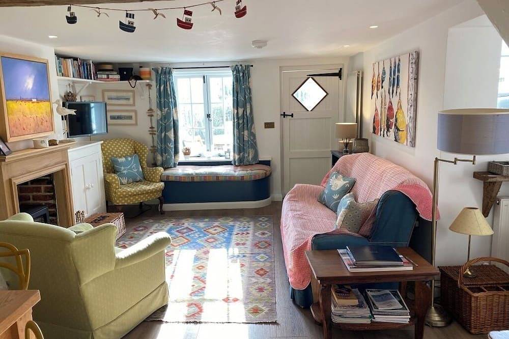 Coastguard Cottage, quiet rural Snowhill Creek in West Witt, short walk to beach in West Wittering Beach, West Wittering
