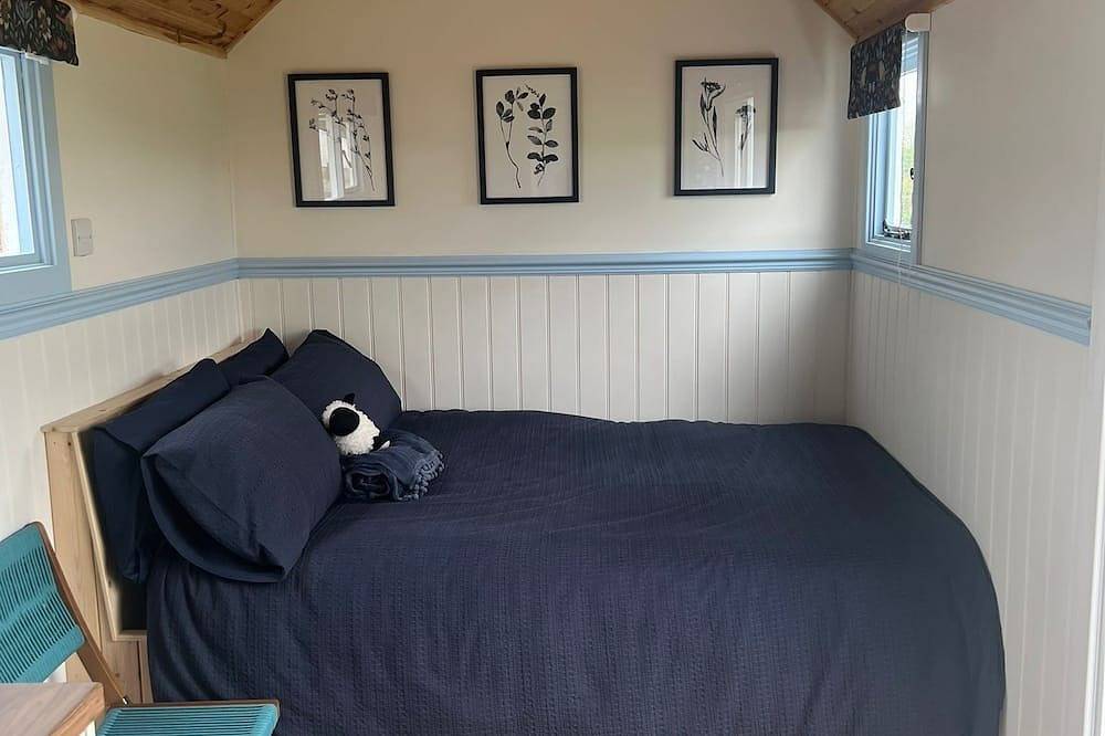 Wee Shepherds Hut Maybole Try country living for your next short break. in Firth Of Clyde