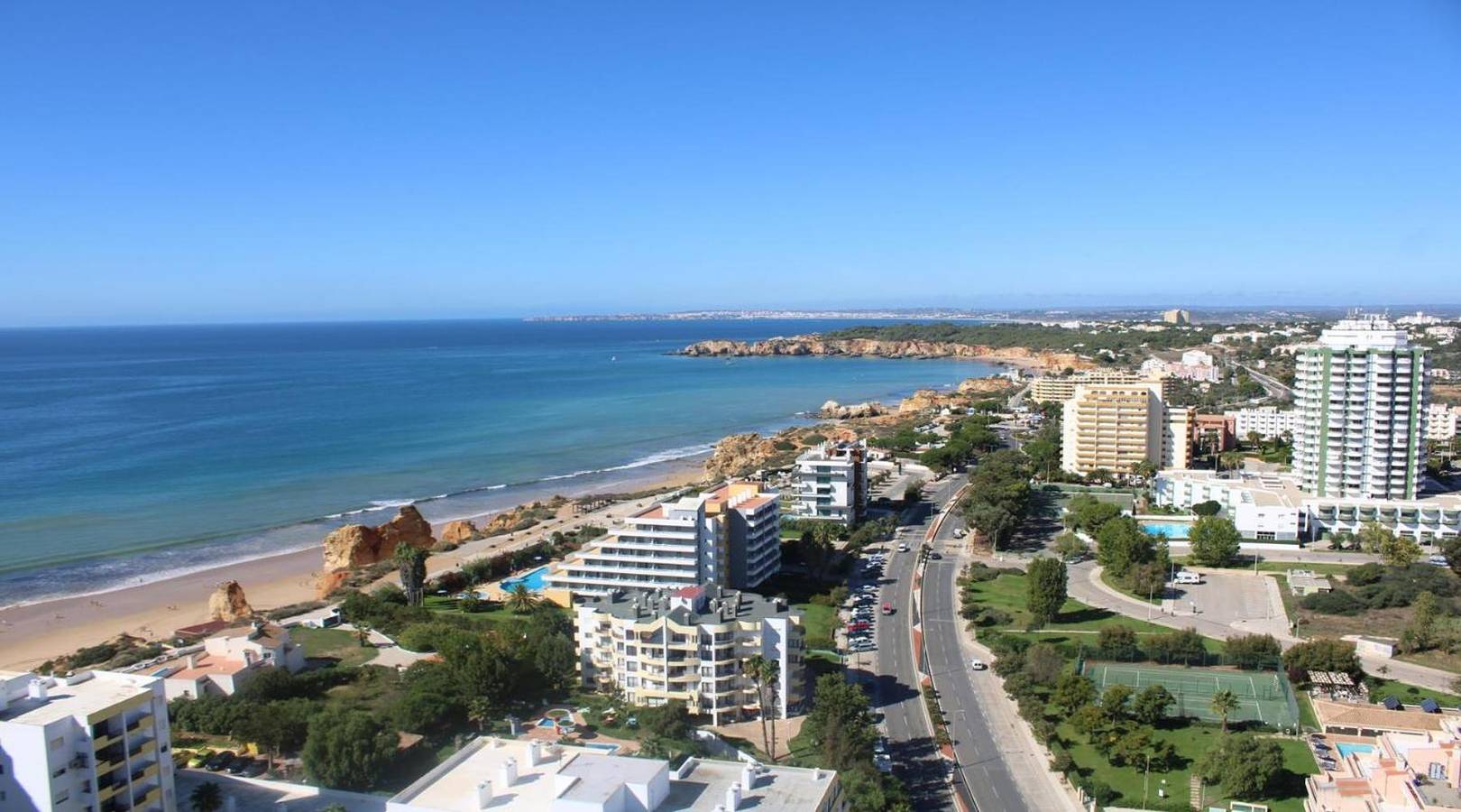 Apartamento entero, Apartamento 'Jardins Da Rocha' con vistas al mar, Wi-Fi y aire acondicionado in Praia da Rocha, Portimão