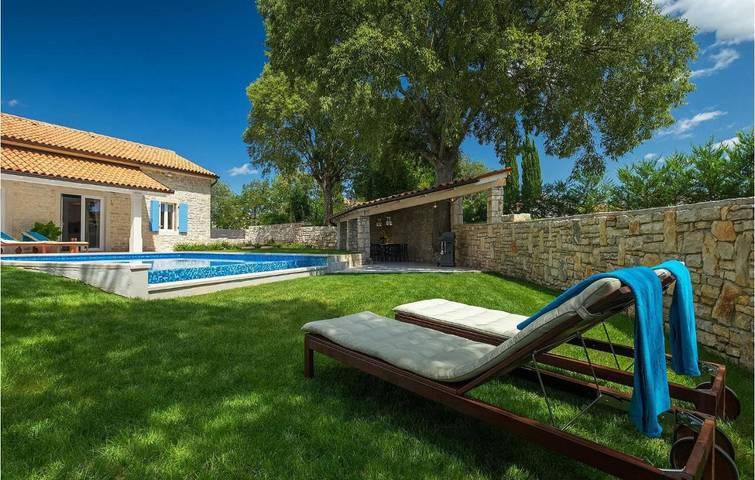 Location de vacances pour 10 personnes, avec piscine à Tinjan - 4