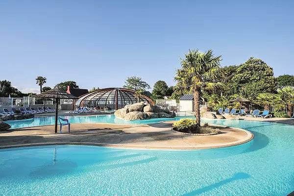Camping pour 6 personnes, avec piscine et terrasse dans le Finistère