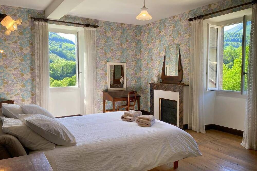 Splendid farmhouse at the foot of the Pyrenees, breathtaking view in Issor, Béarn