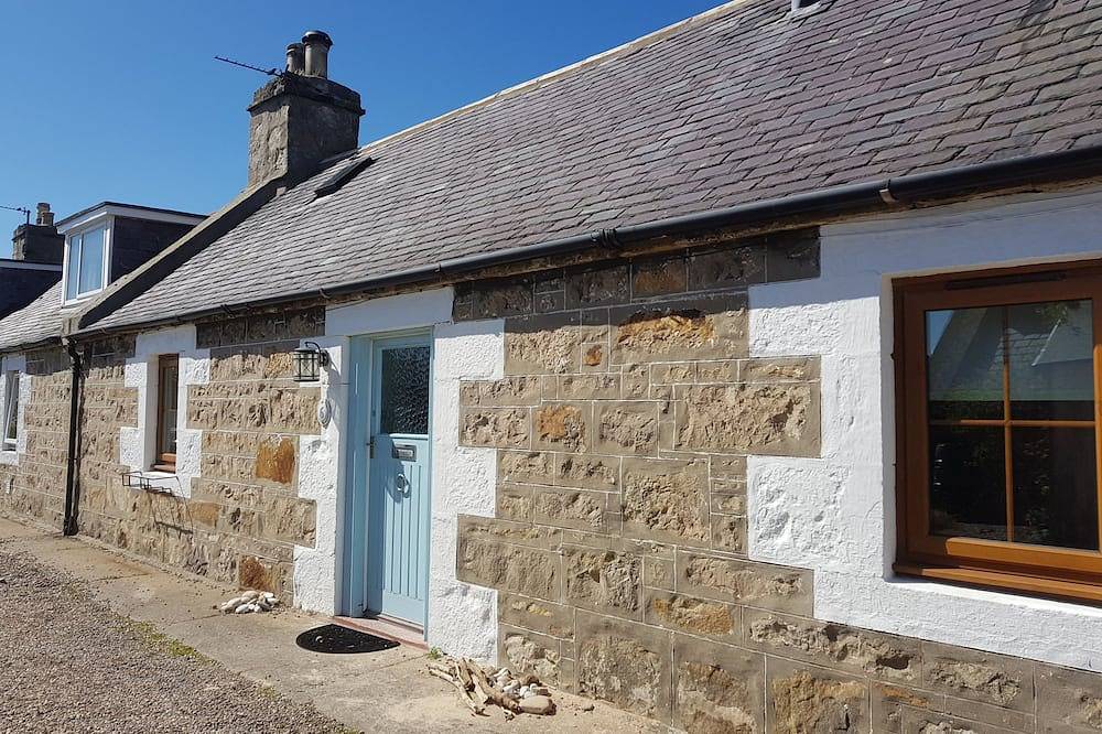 6 Seatown, Lossiemouth - a traditional fisherman's cottage in an ideal location in Lossiemouth, Moray