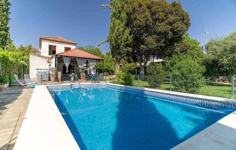 Gemütliches Apartment mit Pool und Kamin, 200 m vom Zentrum von Las Pajanosas entfernt in Las Pajanosas, Guillena