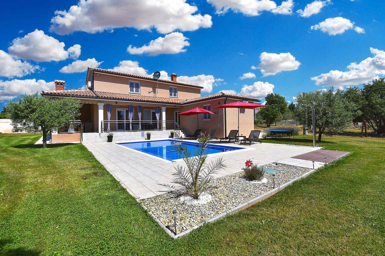 Casa vacacional con piscina y jardín cocina  in Divšići, Costa sur de Istria