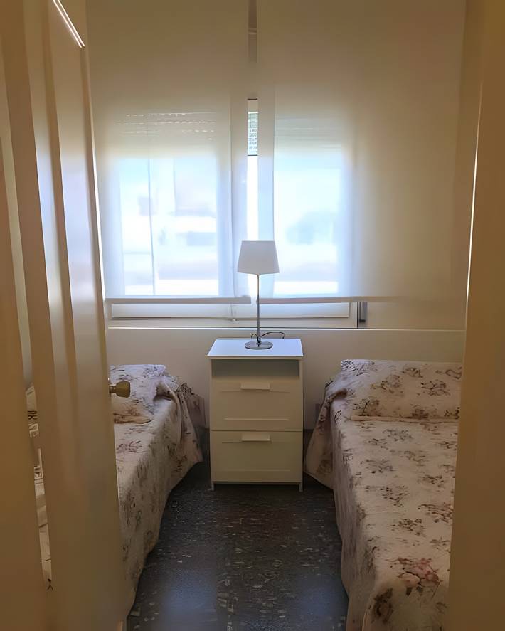 Apartamento entero, Apartamento 'Francás' con piscina compartida, terraza privada y Wi-Fi in Platja de Cal Guinovart (el Vendrell), Vendrell
