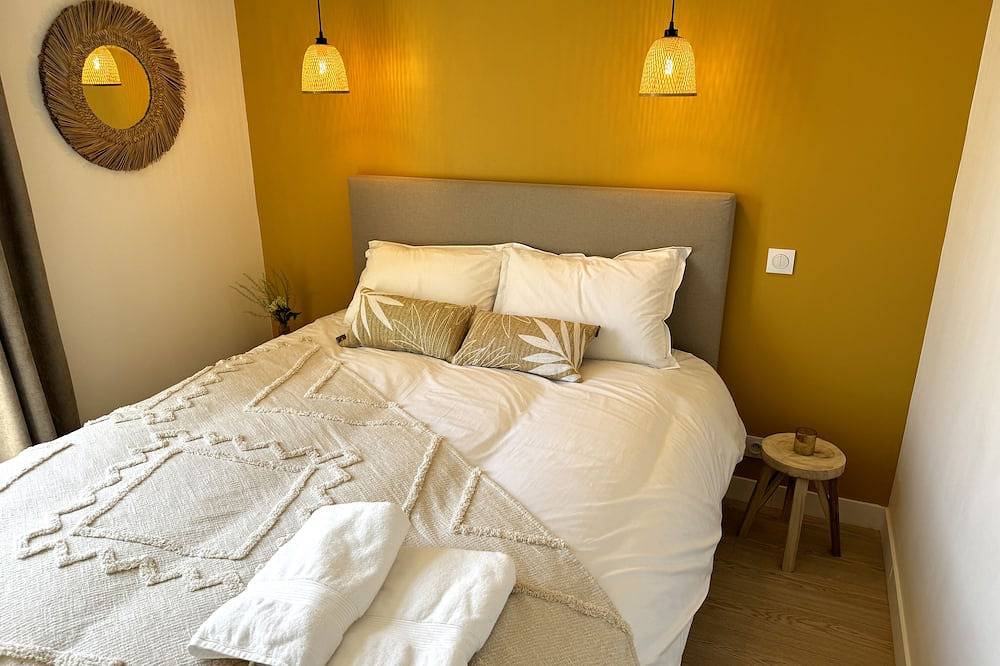 Entire apartment, Cozy Niort Yellow Pink _ 2-room apartment with balcony in Niort, Niort region