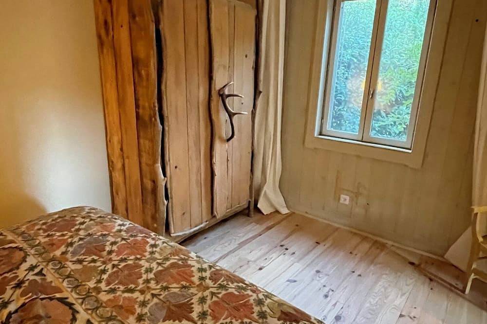Cabane tout confort au calme dans la nature, climatisée, brasseur d'air Piscine in Saint-Étienne-du-Grès, Région d'Arles