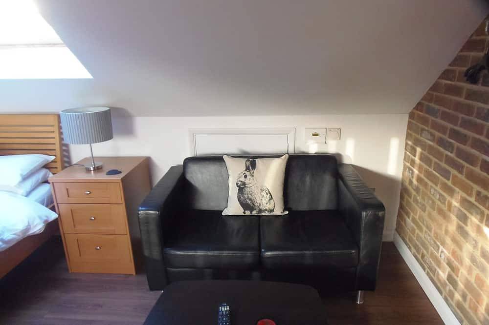 Entire apartment, Detached 1st Floor Studio Flat in Littlehampton, West Sussex