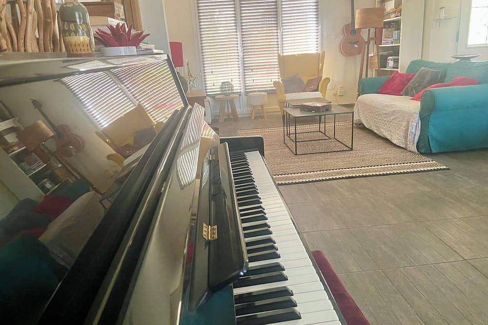 Quiet house, good neighborhood, piano and cat on site for relaxing... in Castelnau-le-Lez, Côte d'Améthyste