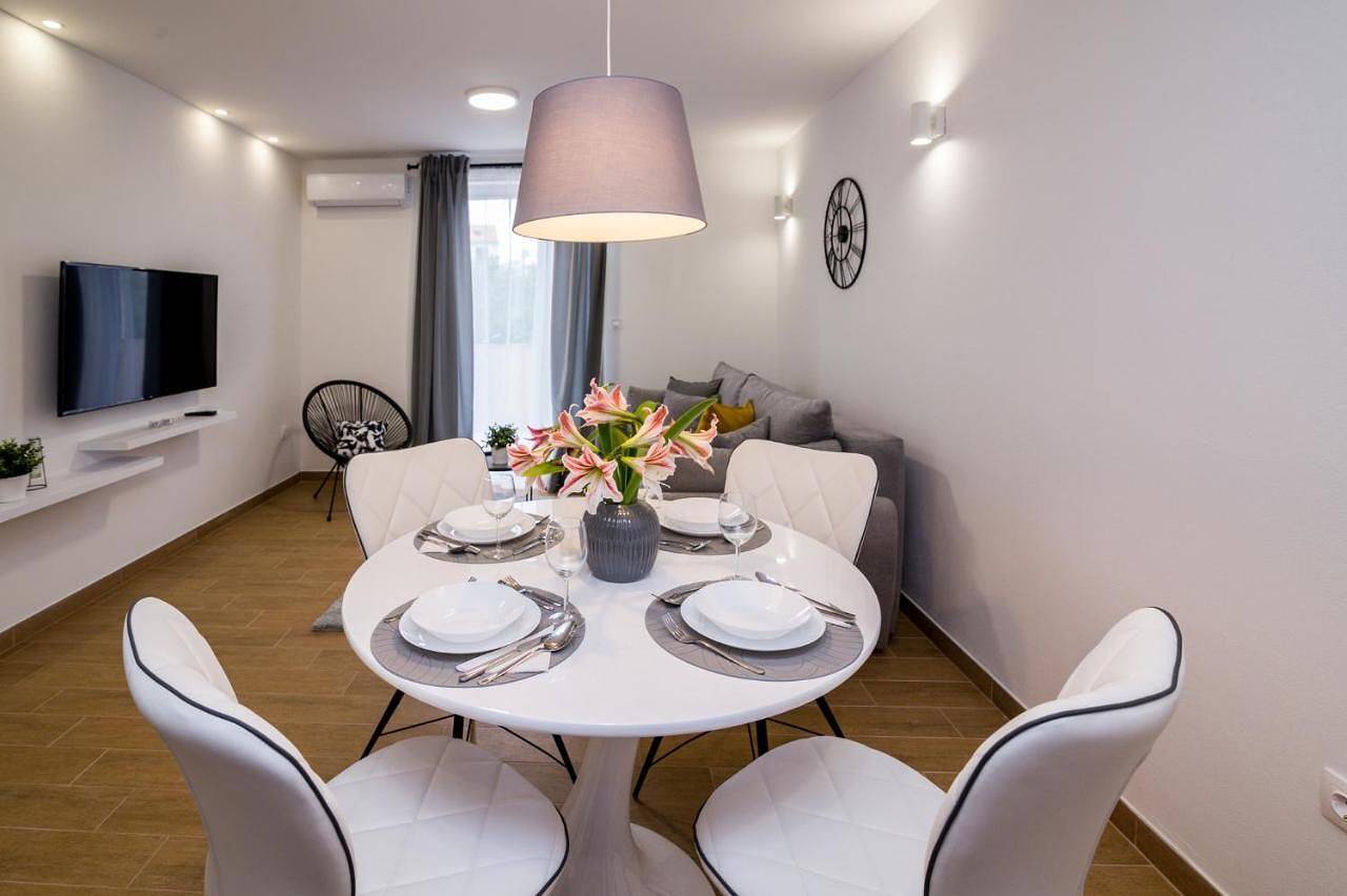 Ganze Wohnung, 2-Zimmer-Ferienwohnung, stadtnah – mit Balkon & Wlan, ideal für 4 Personen in Pakostane, Zadar