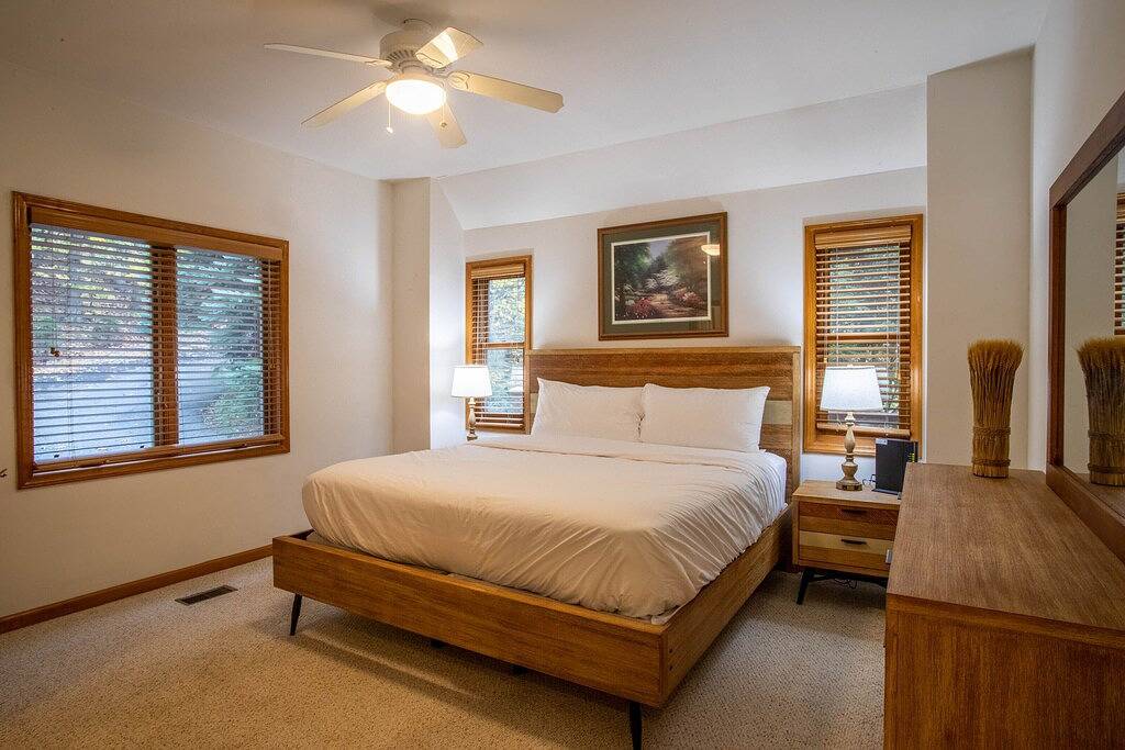 A Change of Scenery - Pet Friendly! 5 sleeping spaces, close to Boone, views, foosball! in Blue Ridge Parkway, Watauga County