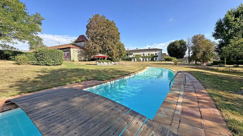 Gîte pour 12 personnes, avec Terrasse ainsi que Jardin et Piscine