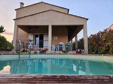 Chambre d’hôte pour 2 personnes, avec piscine et jardin ainsi que vue et terrasse à Lauris