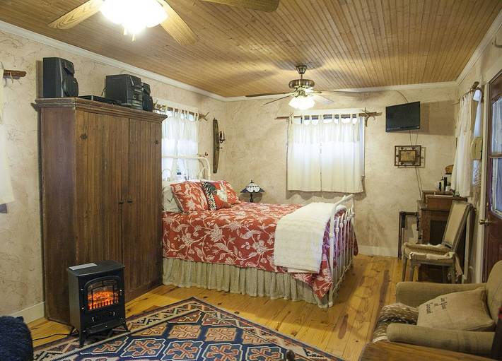 Log cabin for 3 people, with terrace and yard as well as hot tub in Texas Hill Country