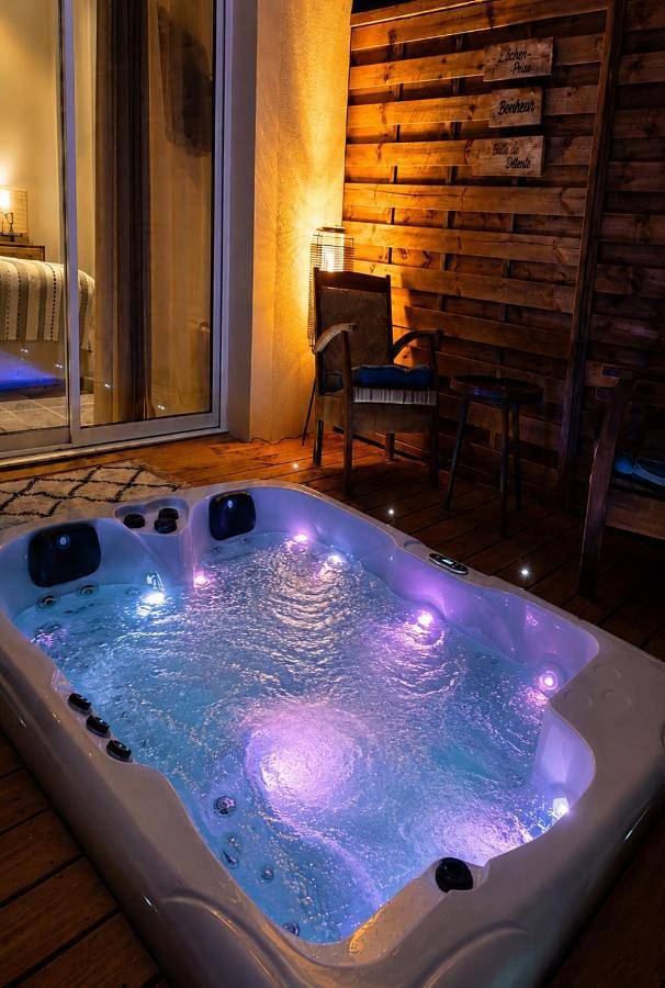 Location de vacances pour 2 personnes, avec Jacuzzi et Terrasse ainsi que Jardin et Vue à Les Plantiers