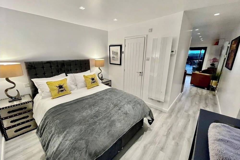 Luxury Lodge close to Clifton Suspension Bridge, hot tub. Sleeps 2 people. in North Somerset