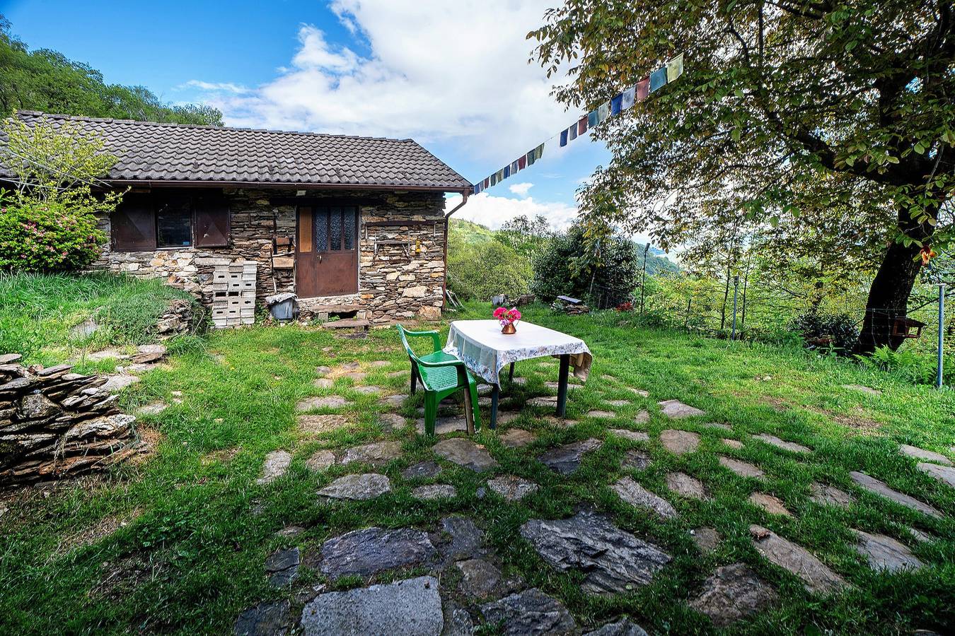 Baita en el bosque de la fantástica Val Grande in Miazzina, Lago Maggiore (Piemonte)