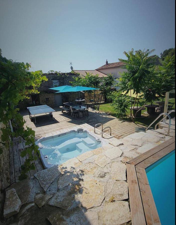 Maison de campagne pour 2 personnes, avec piscine ainsi que jacuzzi et jardin, animaux acceptés à Saint-Amant-de-Bonnieure