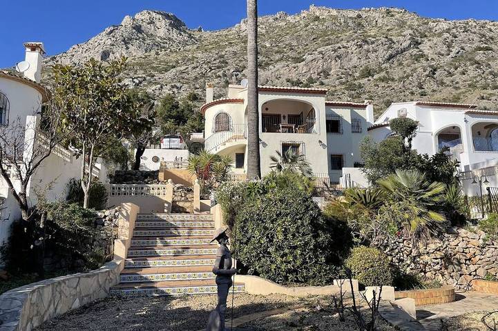 Cheap villa for 4 people, with garden and balcony in Benigembla
