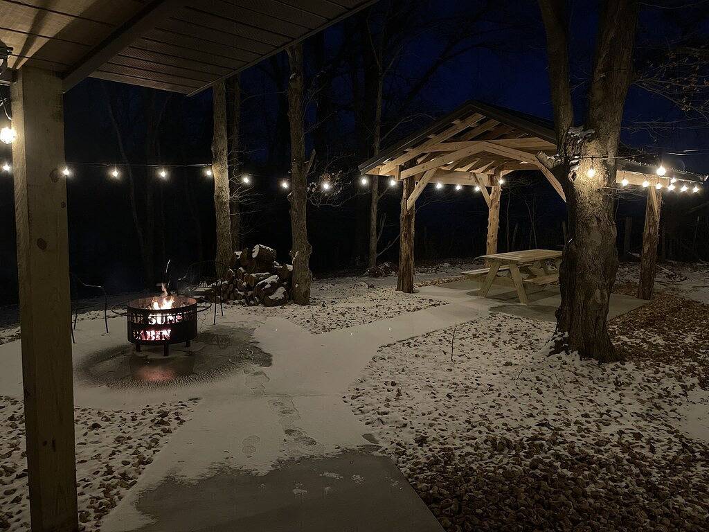 Brand new cabin in the woods with hot tub 1/2 mile from Starview Winery in Union County (IL)