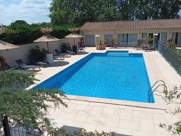 Hôtel pour 3 personnes, avec piscine et jardin, animaux acceptés à Le Pontet