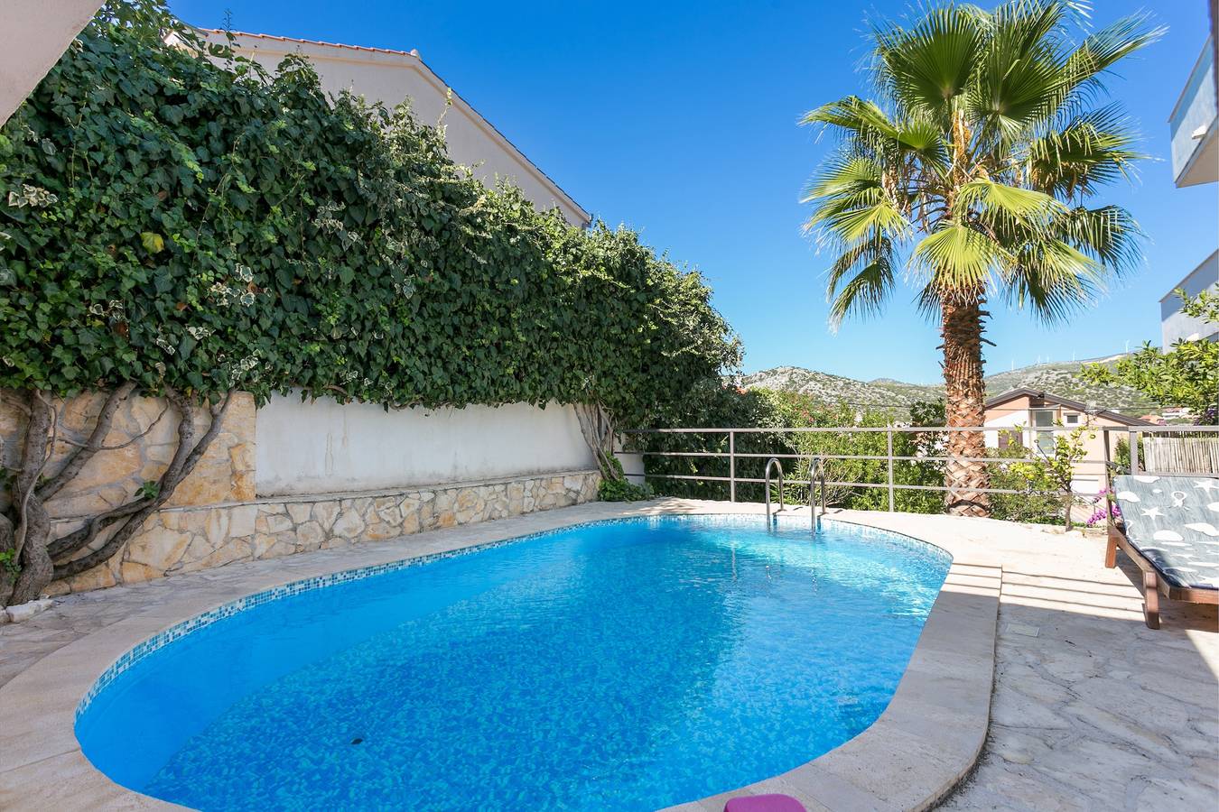 Ganze Wohnung, Two bedroom apartment with balcony and sea view Seget Vranjica, Trogir A-14409-a in Seget Vranjica, Split-Dalmatien