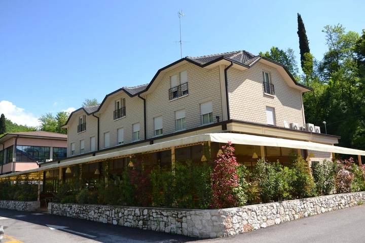 Hotel per 3 persone, con giardino - 1