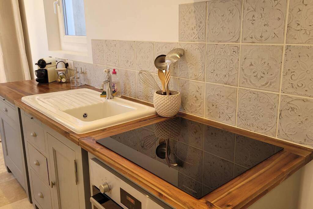 Appartement entier, Gîte La Genestière au milieu des vignes, piscine partagée in Mazan, Parc naturel régional du Mont-Ventoux