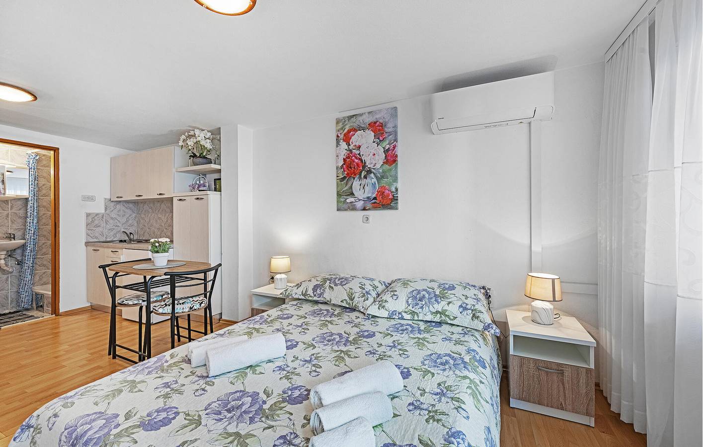 Ganze Ferienwohnung, Gemütliche Ferienwohnung mit Terrasse, Küche und Zugang zum Strand – 1000 m entfernt in Vodice, Šibenik-Knin