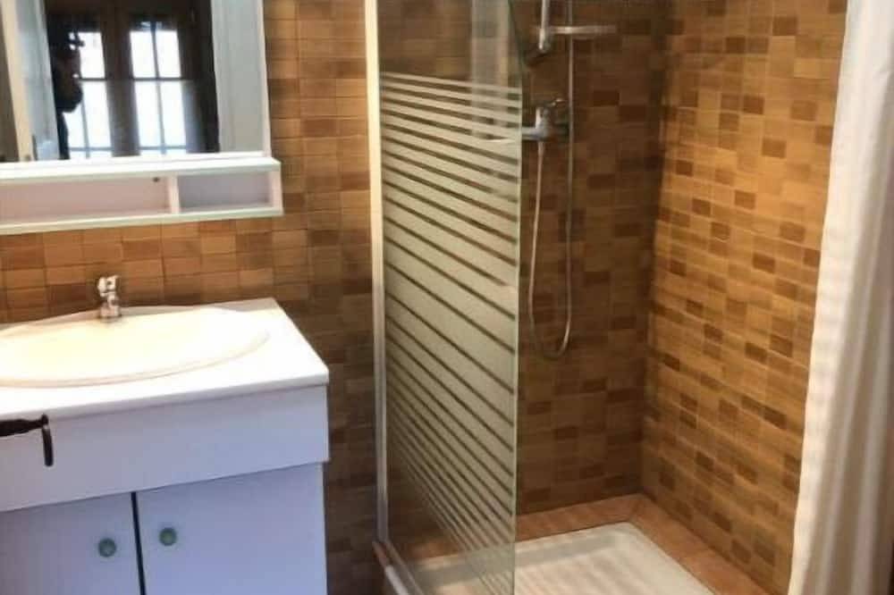 Appartement entier, Studio en pierre avec jolie piscine entre mer et montagne in Lucéram, Côte méditerranéenne (France)