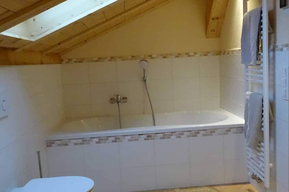 Appartement entier, Vacation apartment attic - Guesthouse Schober - Jodlhof, Kreuth-Scharling in Kreuth, Alpes bavaroises