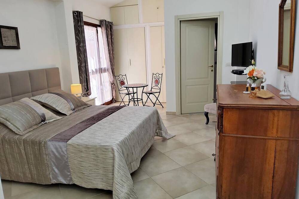 Villa, superb sea view, heated swimming pool, 9-minute walk to the beach in Favone, Sari-Solenzara