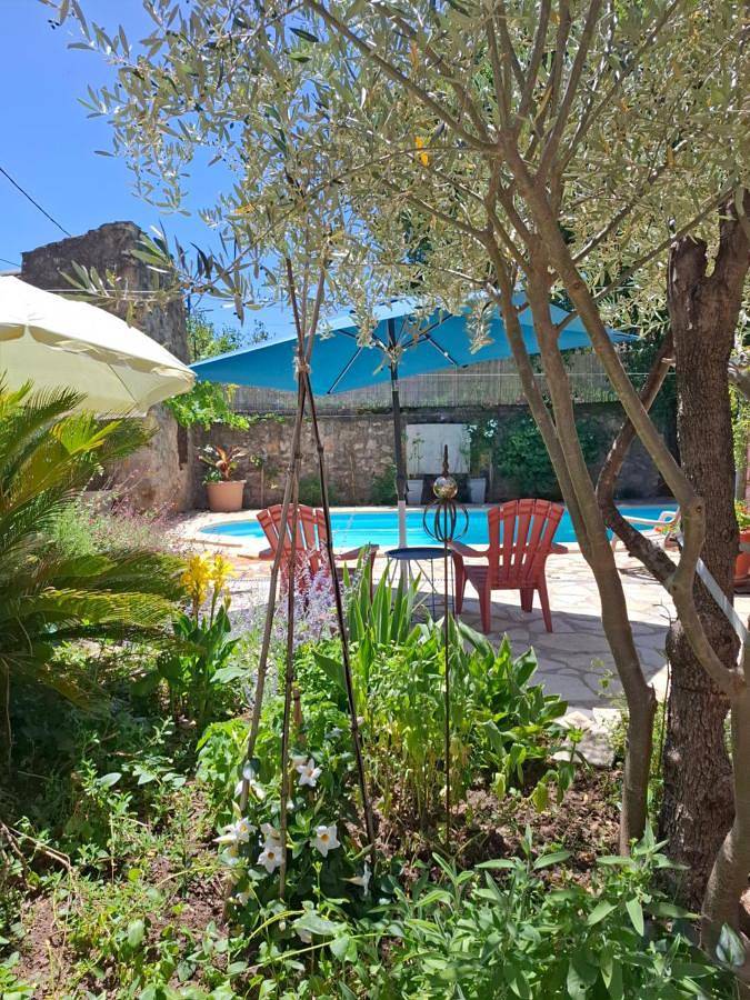 Location de vacances pour 2 personnes, avec terrasse ainsi que piscine et jardin à La Tour-sur-Orb - 3