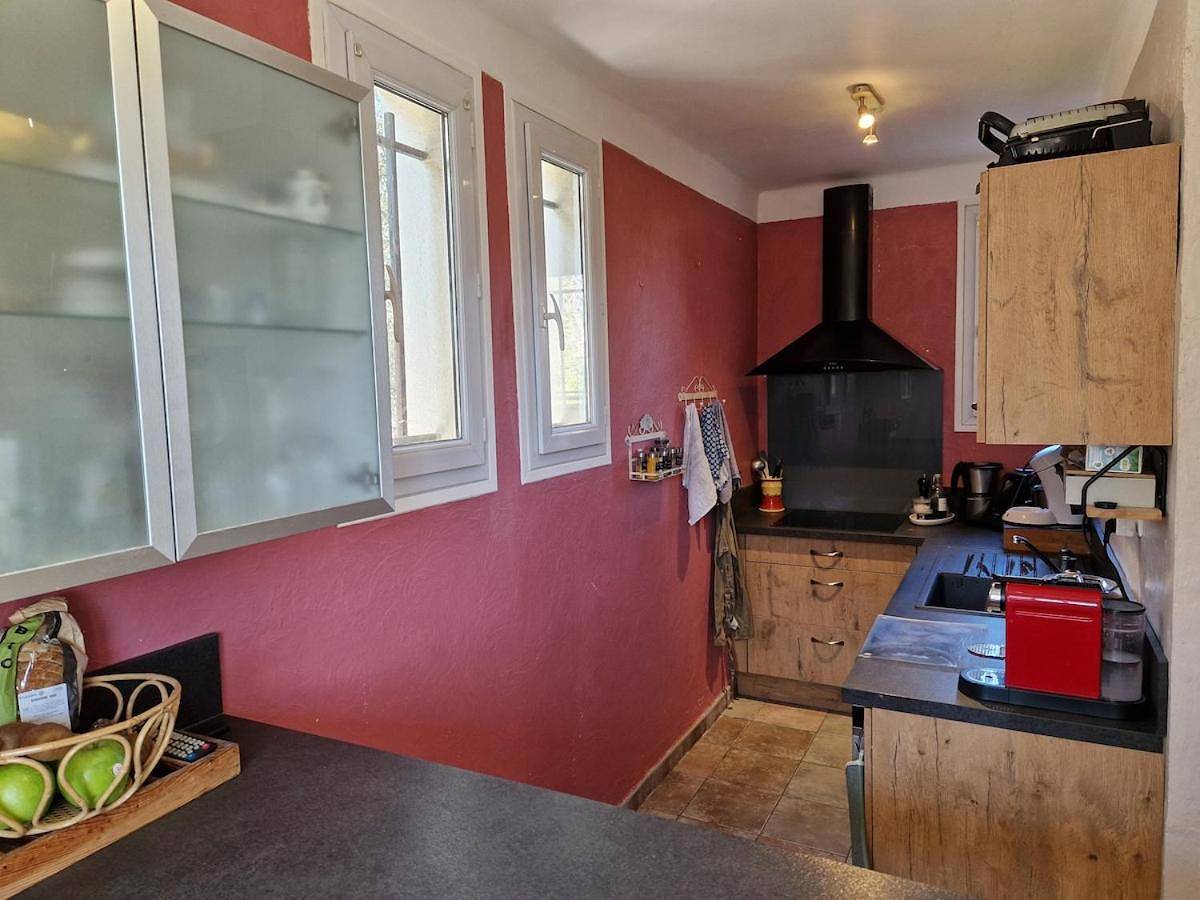 Three-Bedroom Home in Sauveterre, Région de Nîmes