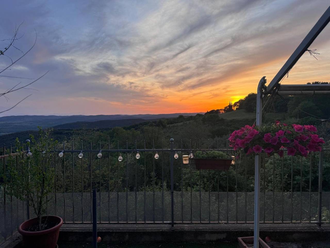 Country House 'La Casa Del Pino' with Mountain View, Private Garden and Wi-Fi in Massa Marittima, Grosseto Province