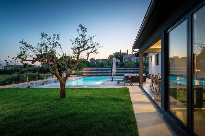 Ferienhaus für 7 Personen, mit Whirlpool und Garten sowie Terrasse und Pool in Kastelir - 2