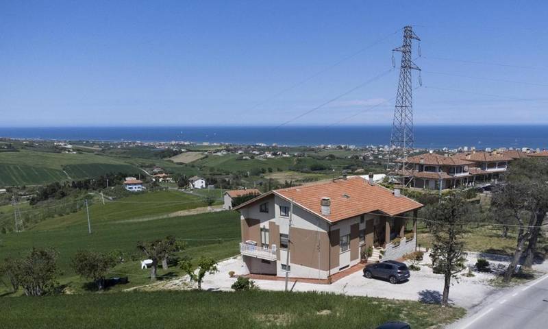 Appartamento per 6 persone, con Balcone e Terrazza nonché Giardino e Panorama a San Costanzo