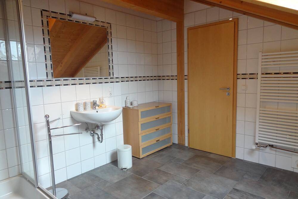 Ganze Wohnung, Helle Ferienwohnung mit traumhaftem Bergblick in Arzbach, Wackersberg