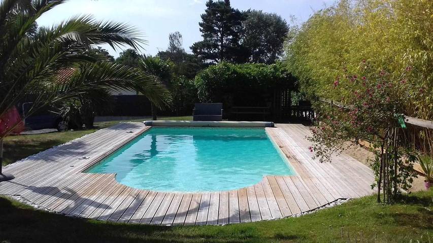 Location de vacances pour 6 personnes, avec piscine et jardin ainsi que vue sur le lac et terrasse à Landevieille