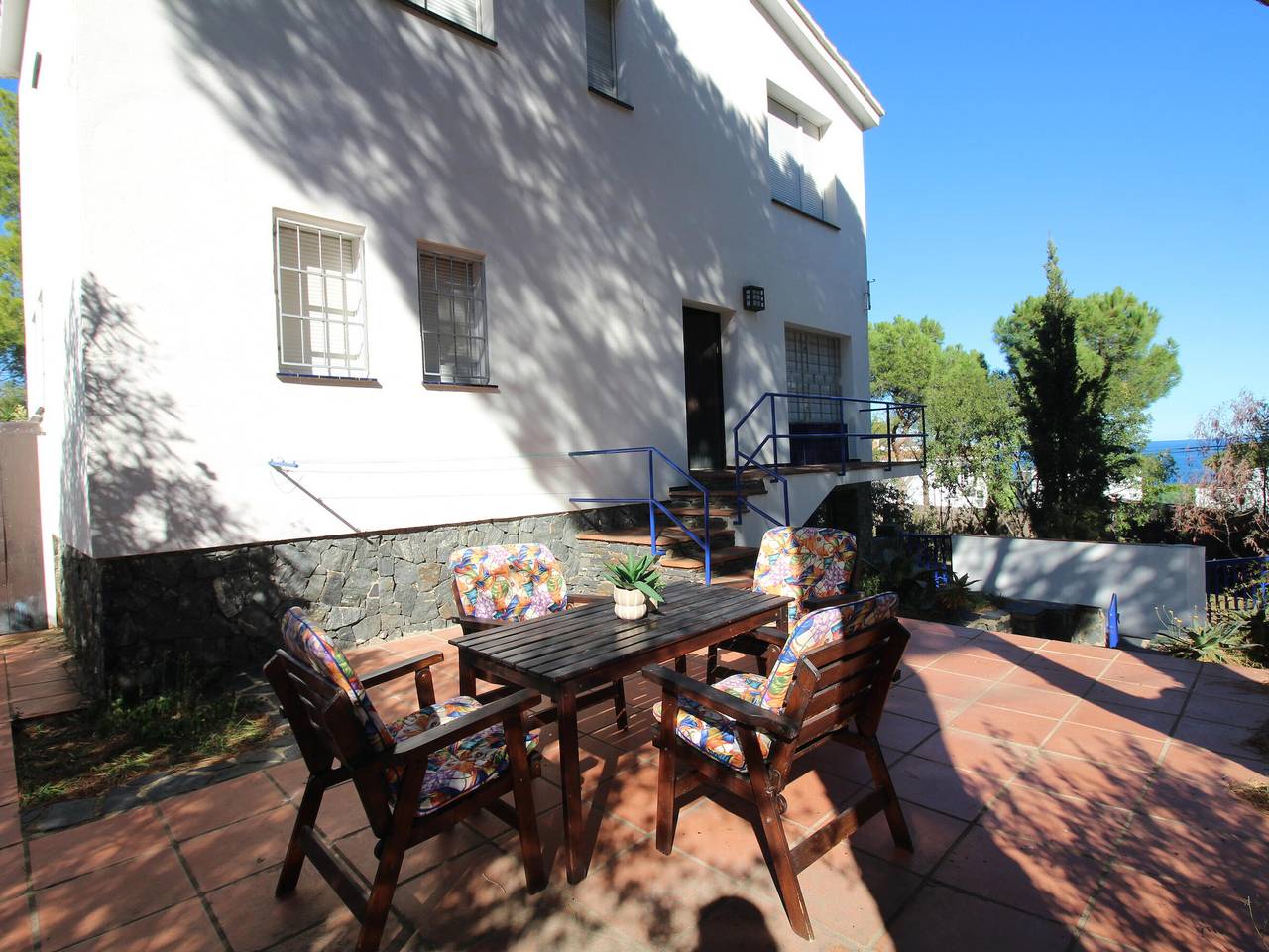 Appartamento intero, Spacious Apartment with Large Terrace and Garage in Fané de Baix, 50m from Llançà Bypass in Llanca, Upper Empordà