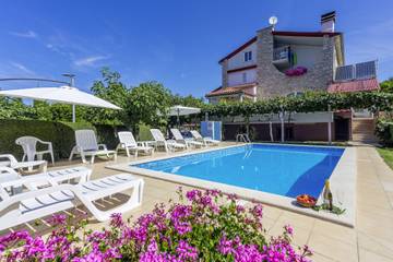 Ferienwohnung für 4 Personen, mit Balkon/Terrasse und Pool sowie Balkon in Medulin