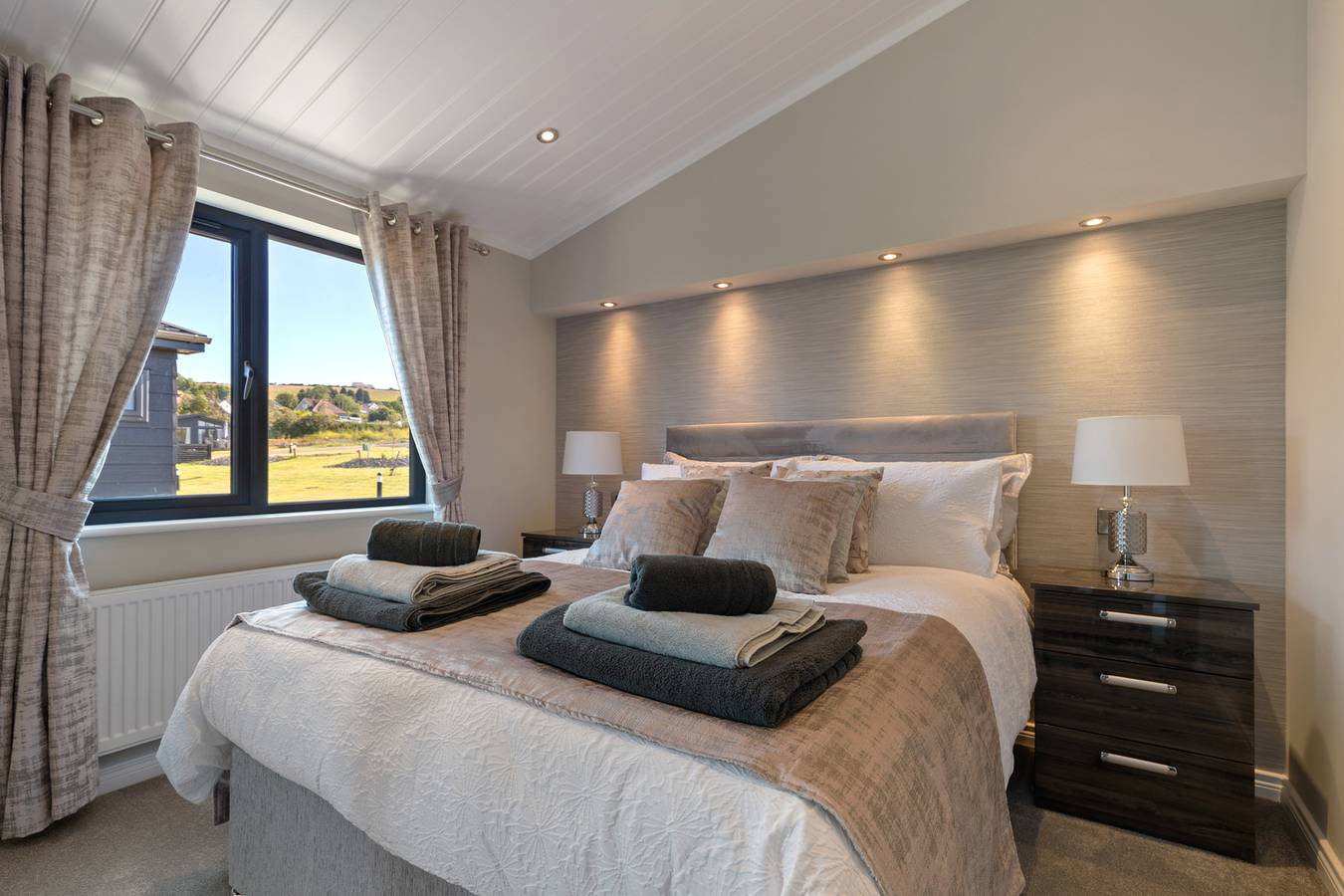 Dewin Bach - Luxury Lodge, Hot Tub, Close to Beach in Penally, Pembrokeshire